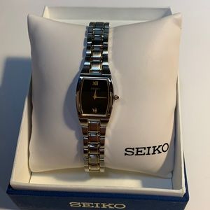 Seiko SUJE85 Black dial two-tone women’s watch.